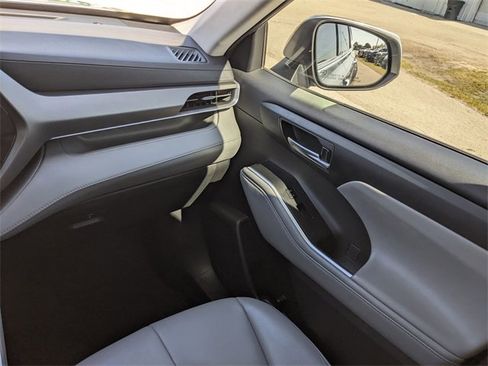 Used 2021 Toyota Highlander XLE image 15