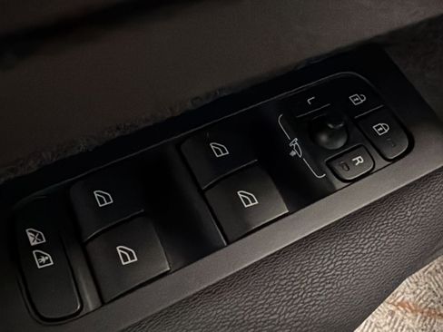 Used 2023 Volvo XC40 Recharge Core AWD/4WD image 13