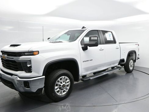 Used 2025 Chevrolet Silverado 2500 LT w/ Convenience Package AWD/4WD image 3