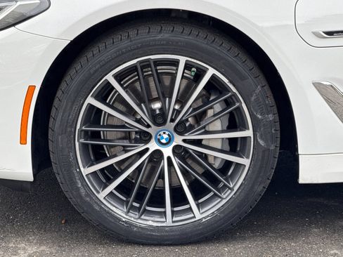 Certified 2023 BMW 530e w/ Premium Package image 37