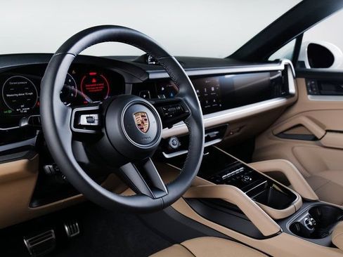 Used 2025 Porsche Cayenne S AWD/4WD image 4
