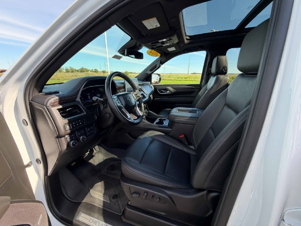 Used 2024 Chevrolet Suburban Z71 w/ Luxury Package AWD/4WD image 17