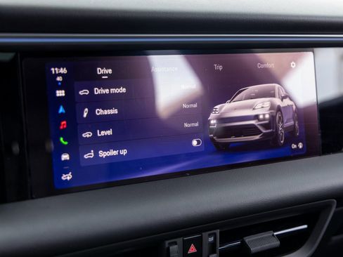 Certified 2025 Porsche Macan Electric image 33