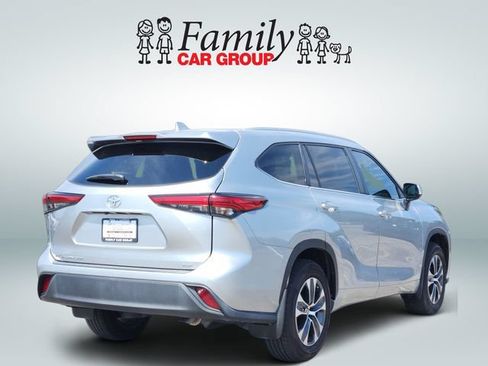 Used 2023 Toyota Highlander XLE FWD image 4