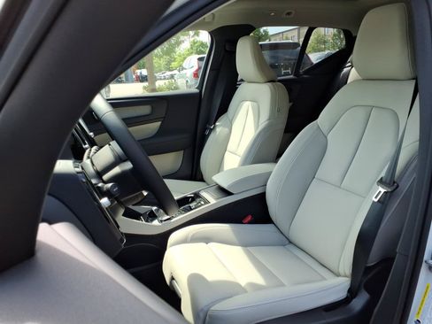 New 2026 Volvo XC40 B4 Plus w/ Climate Package FWD image 6