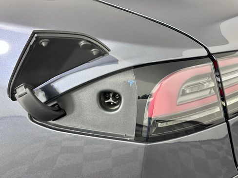 Used 2023 Tesla Model S Standard Range image 11