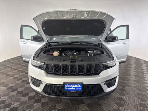 Used 2025 Jeep Grand Cherokee Altitude AWD/4WD image 14