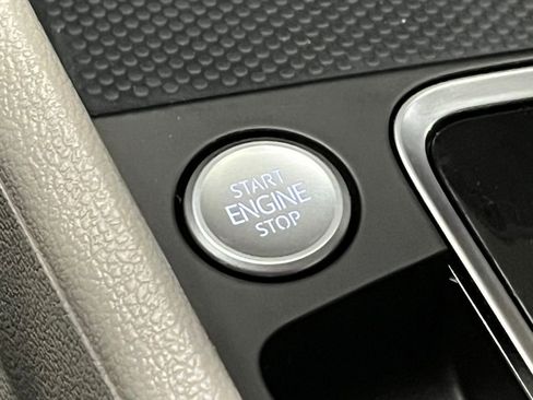 Used 2021 Volkswagen Jetta SE w/ SE Cold Weather Package image 12