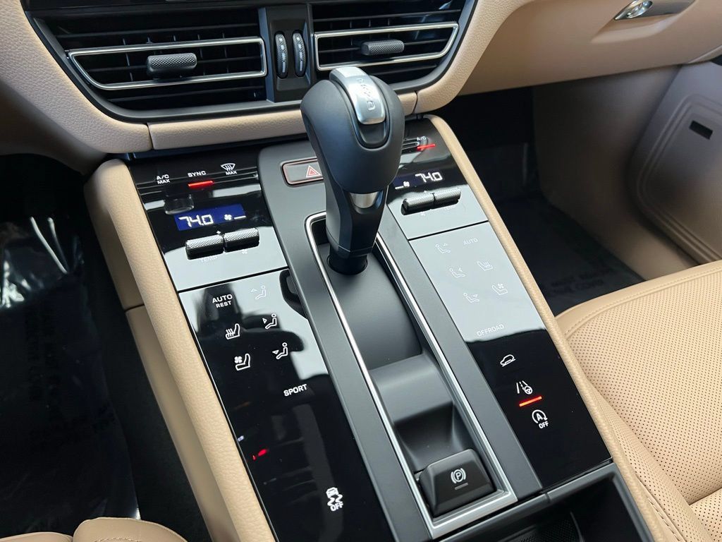 Certified 2026 Porsche Macan AWD/4WD image 11