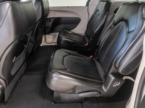 Certified 2024 Chrysler Pacifica Touring-L FWD image 25