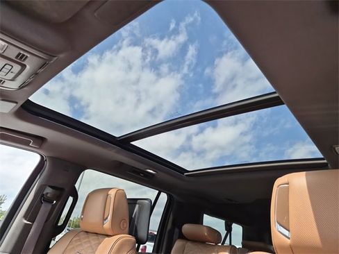 Used 2024 Cadillac Escalade ESV Premium Luxury image 18