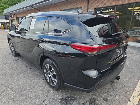 Used 2021 Toyota Highlander XLE FWD image 4