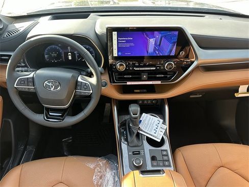 New 2026 Toyota Highlander Platinum image 9