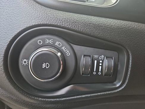 Used 2019 Jeep Renegade Limited w/ UConnect 8.4 Nav Group image 18