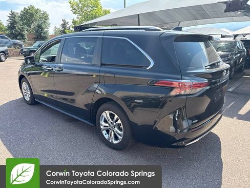 Used 2023 Toyota Sienna Platinum AWD/4WD image 4