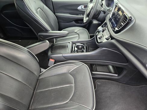 Used 2025 Chrysler Pacifica Limited FWD image 16