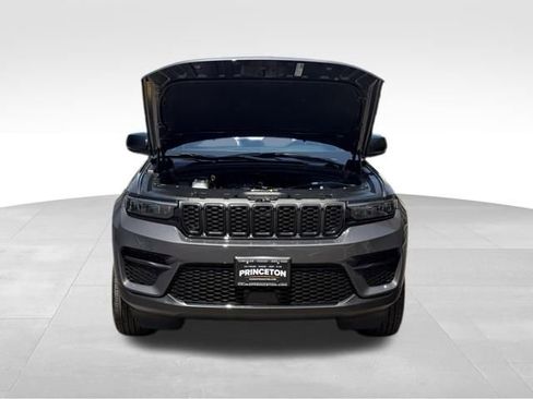 Used 2024 Jeep Grand Cherokee Altitude AWD/4WD image 8