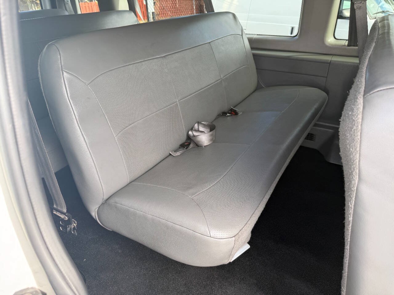 Used 2006 Ford E-350 and Econoline 350 XL RWD image 14