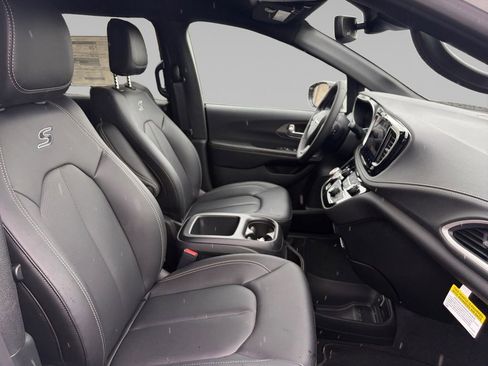 New 2026 Chrysler Pacifica Select w/ S Appearance Package AWD/4WD image 17