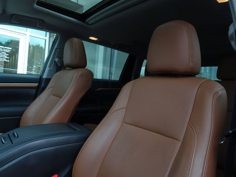 Used 2019 Toyota Highlander Limited AWD/4WD image 10
