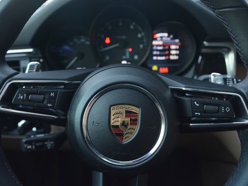 Certified 2026 Porsche Macan AWD/4WD image 17