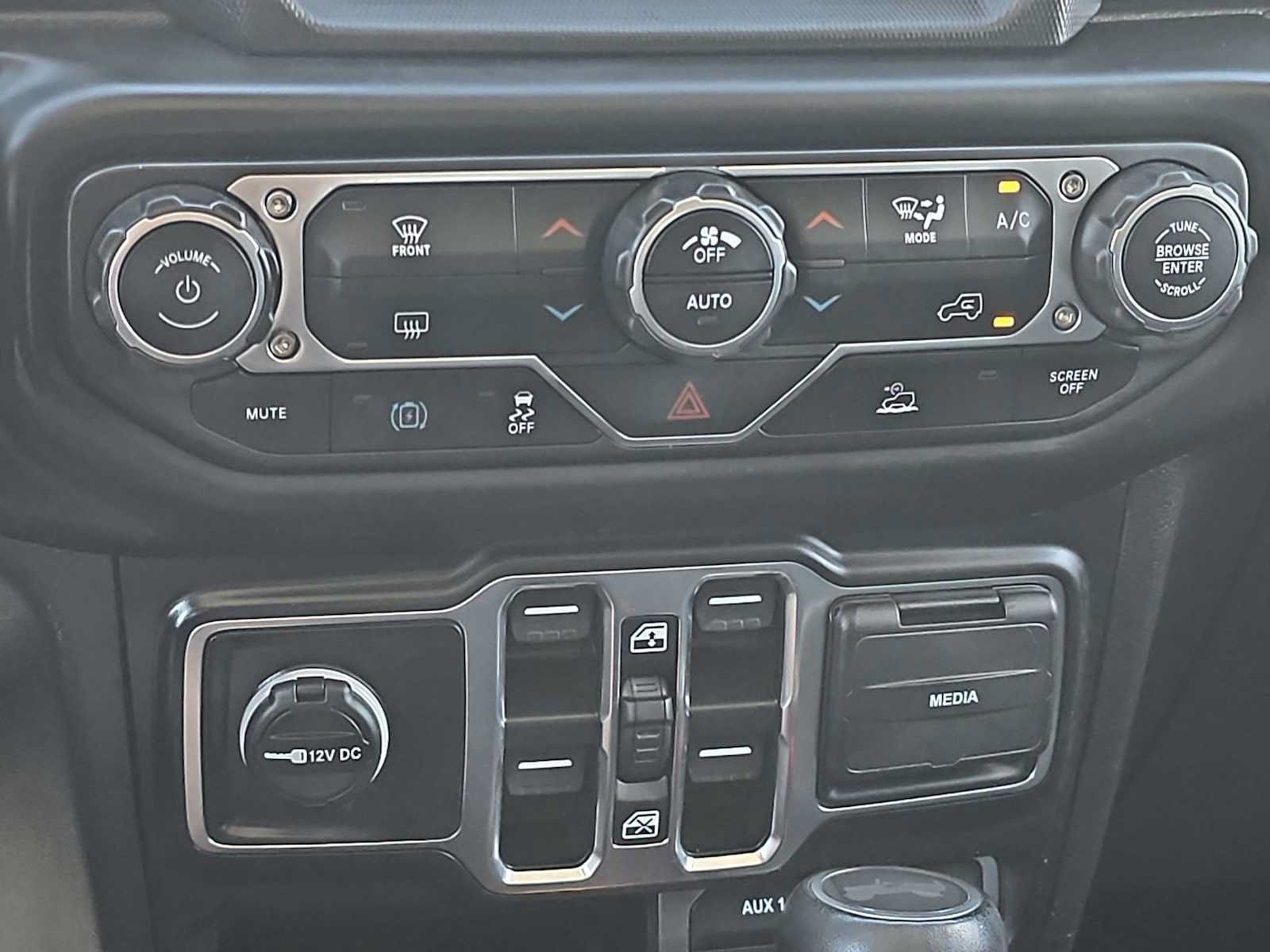 Used 2022 Jeep Wrangler Unlimited Sahara AWD/4WD image 15