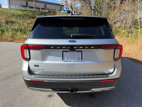Used 2025 Ford Explorer Active w/ Active Comfort Package image 7