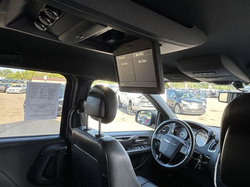 Used 2014 Chrysler Town & Country S FWD image 15