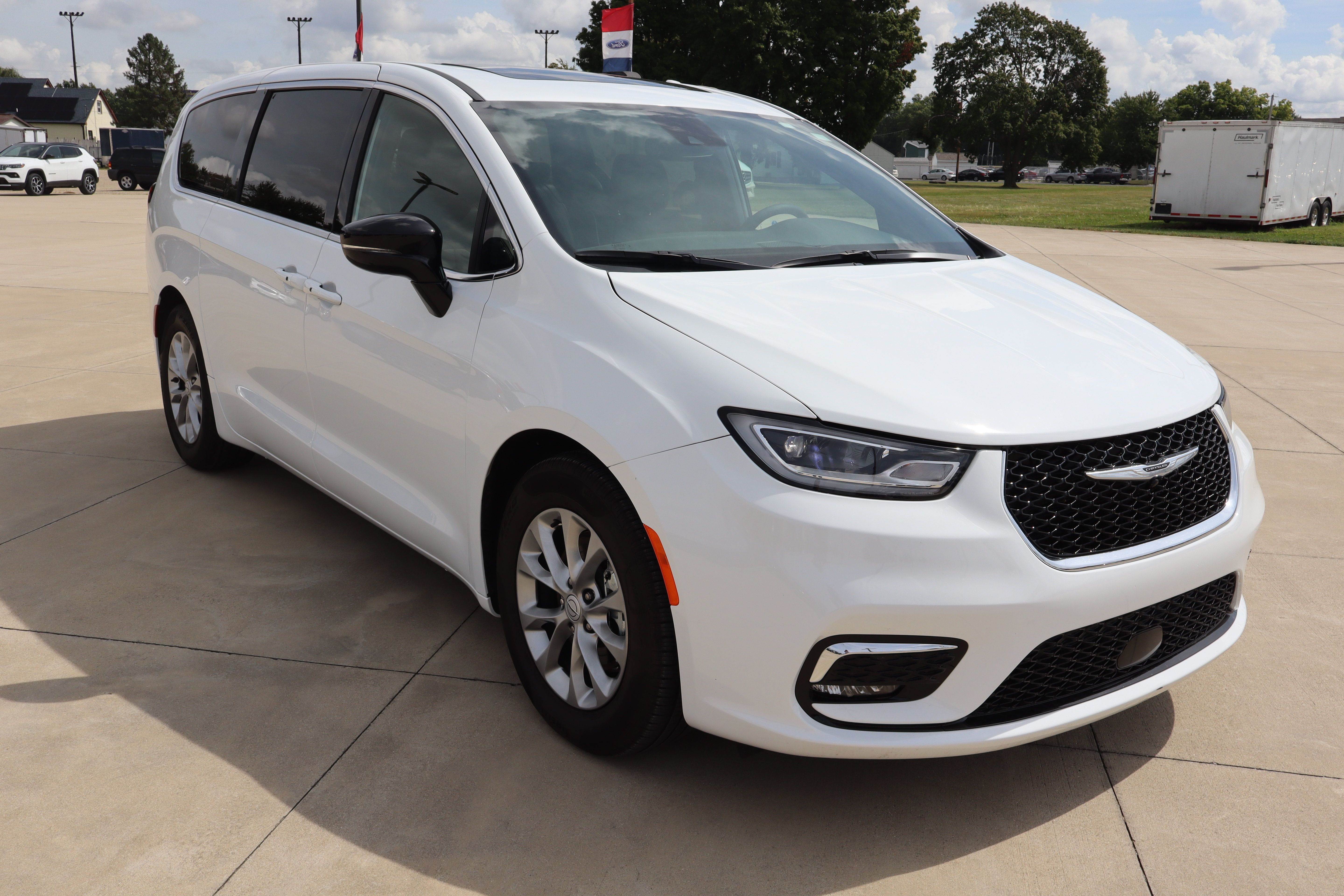 Used 2026 Chrysler Pacifica Limited FWD image 3