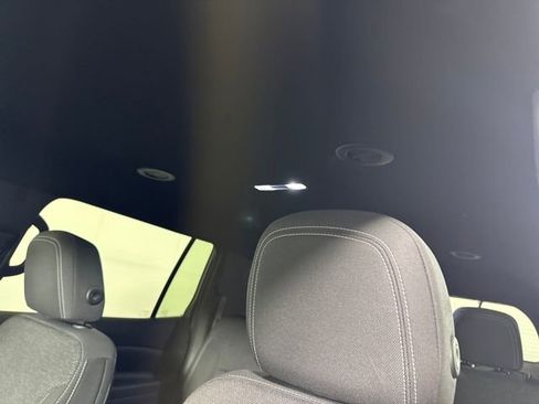 Used 2025 Chevrolet Traverse LT image 12