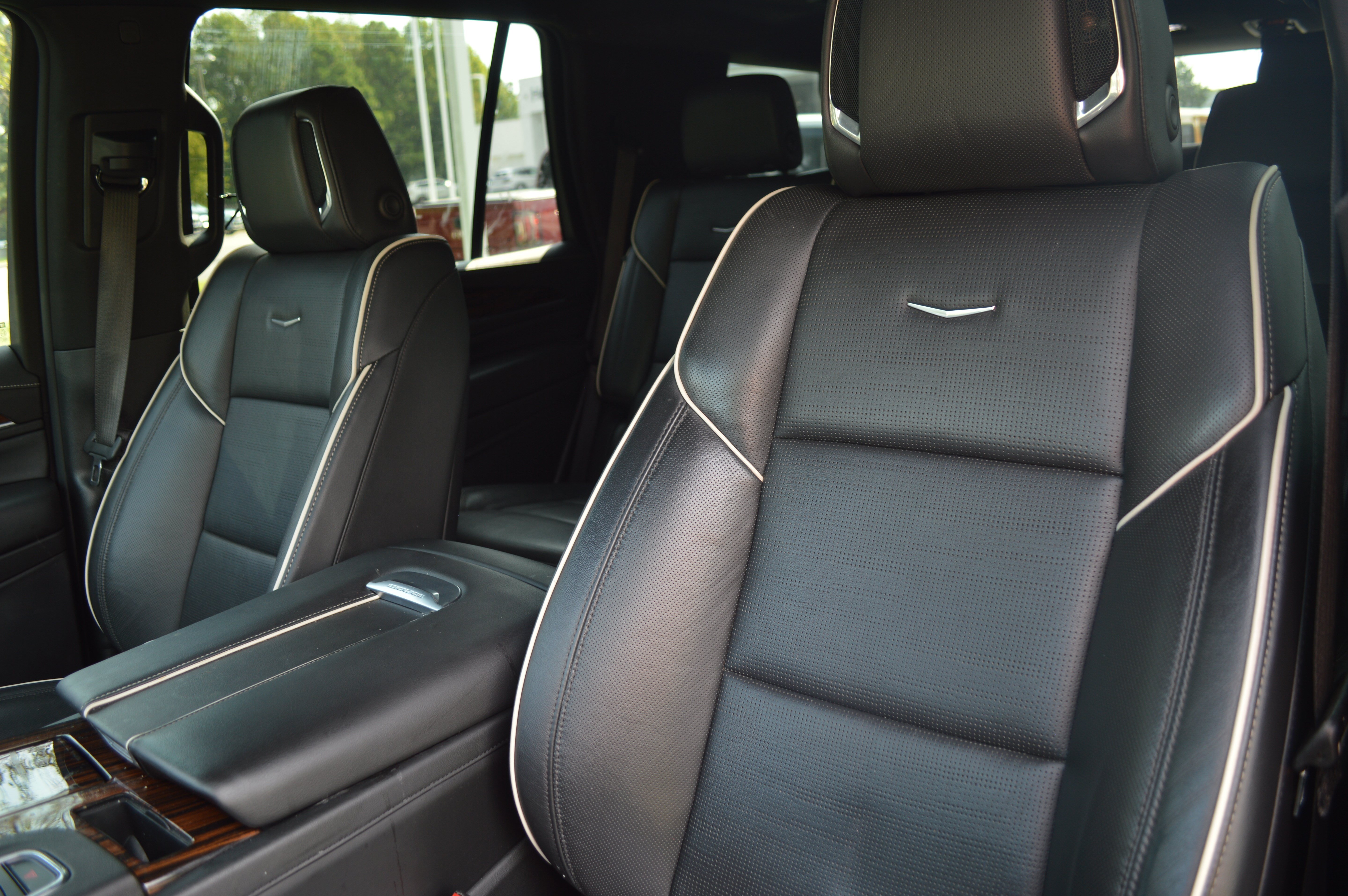 Used 2022 Cadillac Escalade Premium Luxury w/ Performance Package AWD/4WD image 25
