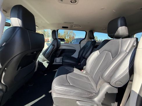 Used 2023 Chrysler Pacifica Touring-L image 18