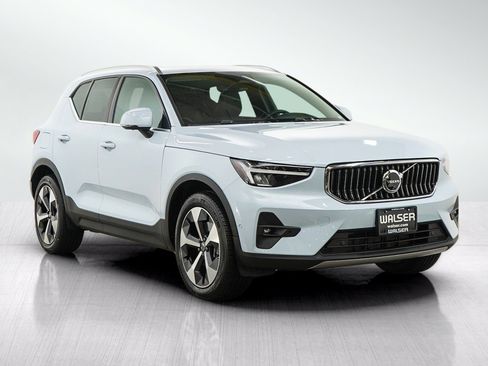 Used 2025 Volvo XC40 B5 Plus AWD/4WD image 7