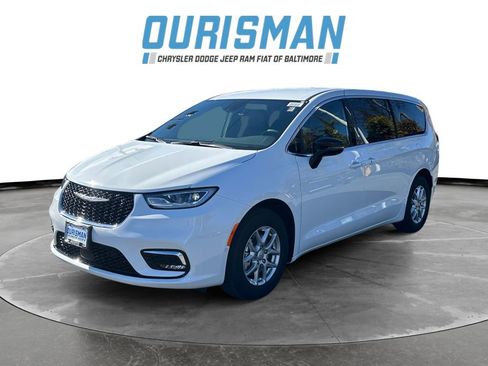 New 2026 Chrysler Pacifica Select image 2