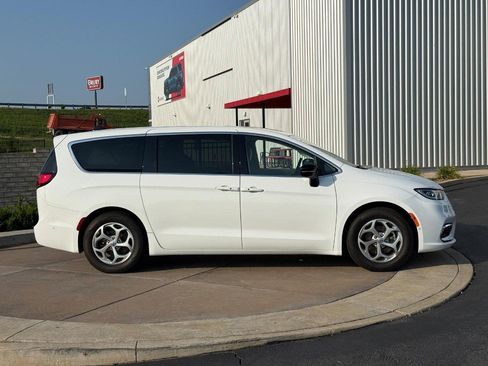 Used 2024 Chrysler Pacifica Limited FWD image 2