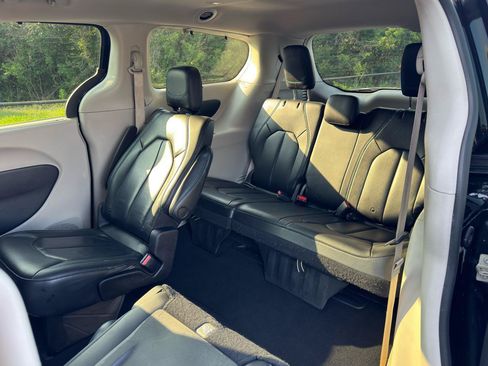 Used 2021 Chrysler Pacifica Touring-L FWD image 13