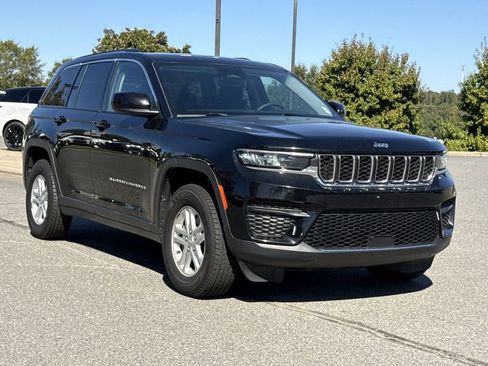 Used 2023 Jeep Grand Cherokee Laredo w/ Luxury Tech Group I image 4