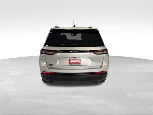 Used 2025 Jeep Grand Cherokee Altitude AWD/4WD image 4
