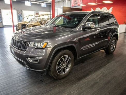 Used 2017 Jeep Grand Cherokee Limited image 2