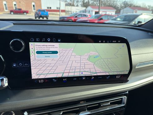 Used 2025 Chevrolet Traverse LT image 23