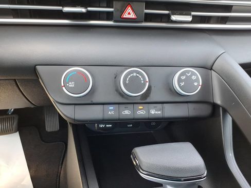 Used 2025 Hyundai Elantra SE FWD image 14