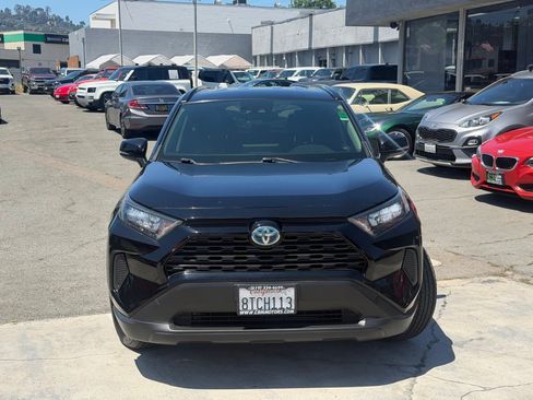 Used 2020 Toyota RAV4 LE AWD/4WD image 4
