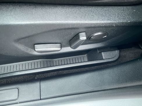 Used 2020 Ford Edge SE image 12