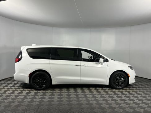 Certified 2022 Chrysler Pacifica Limited w/ Uconnect Theater Family Group image 5