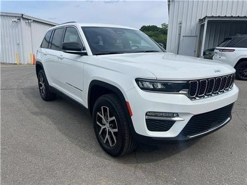 Used 2025 Jeep Grand Cherokee Limited AWD/4WD image 43