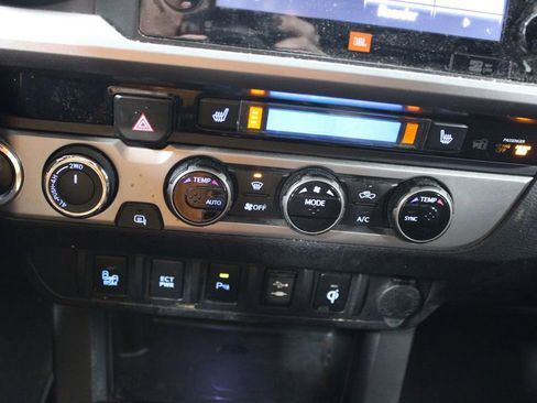 Used 2016 Toyota Tacoma Limited image 32