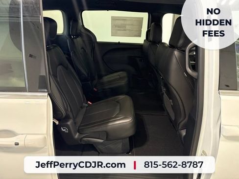 New 2027 Chrysler Pacifica Select FWD image 22