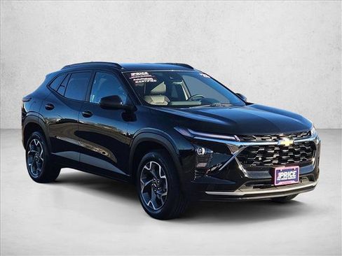 Used 2025 Chevrolet Trax LT w/ LT Convenience Package image 3