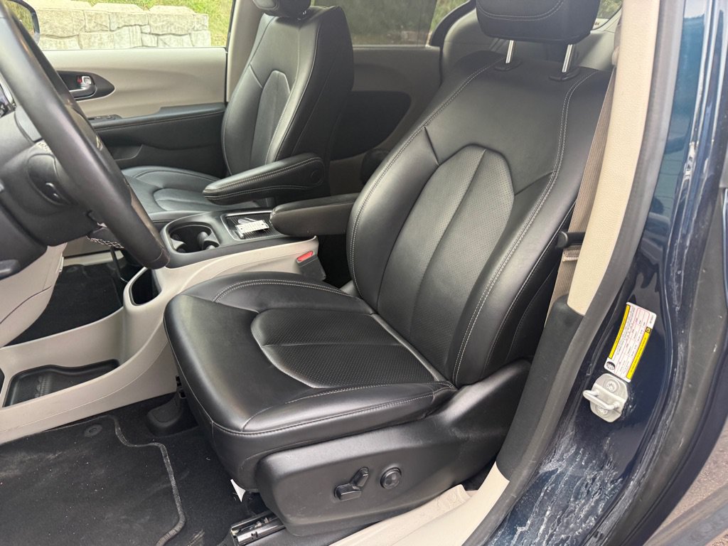 Used 2024 Chrysler Pacifica Touring-L FWD image 3