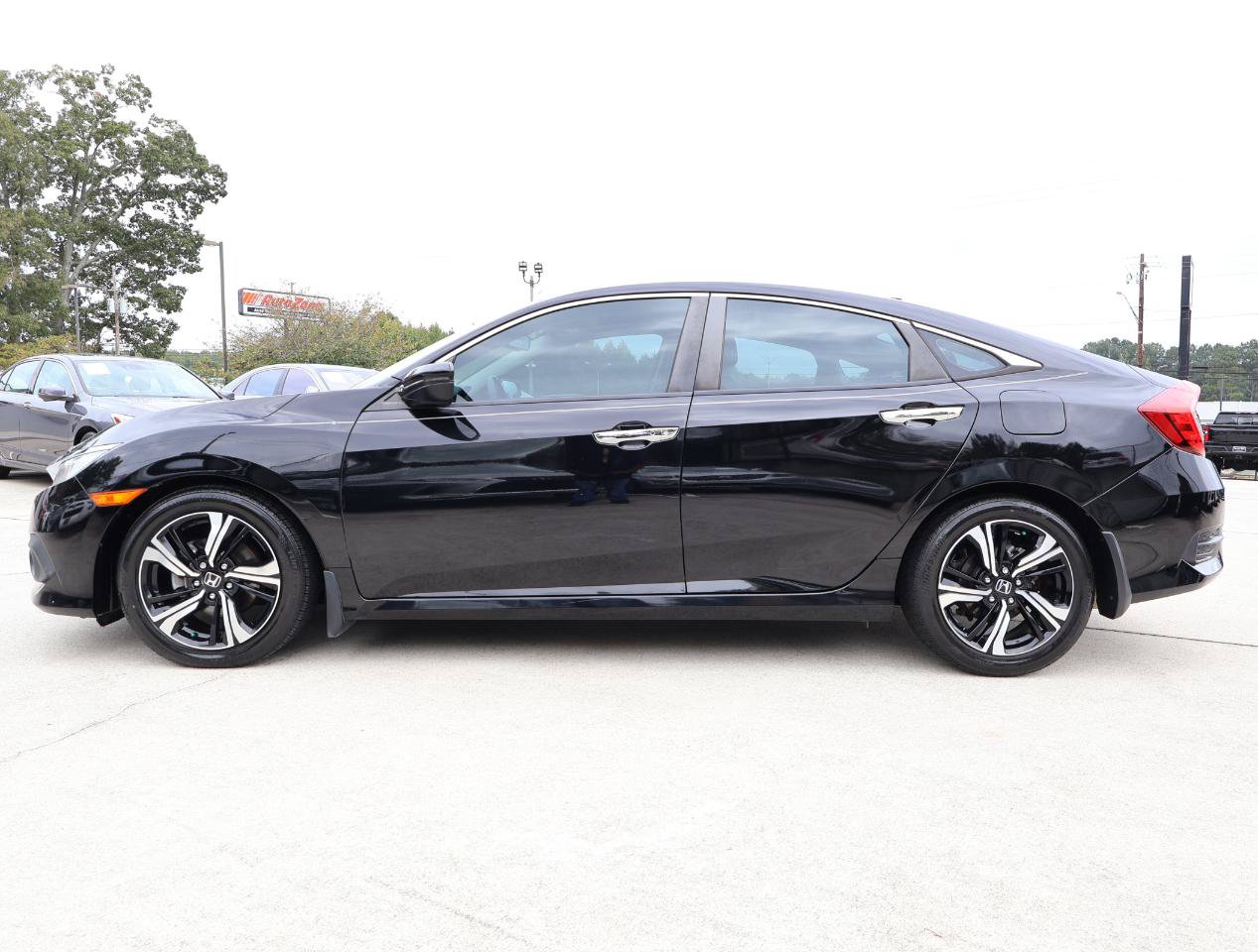 Used 2017 Honda Civic Touring image 3